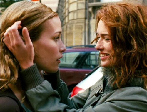 Piper Perabo and Lena Headey in Imagine Me and You