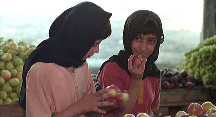 Massoumeh and Zahra Naderi in The Apple