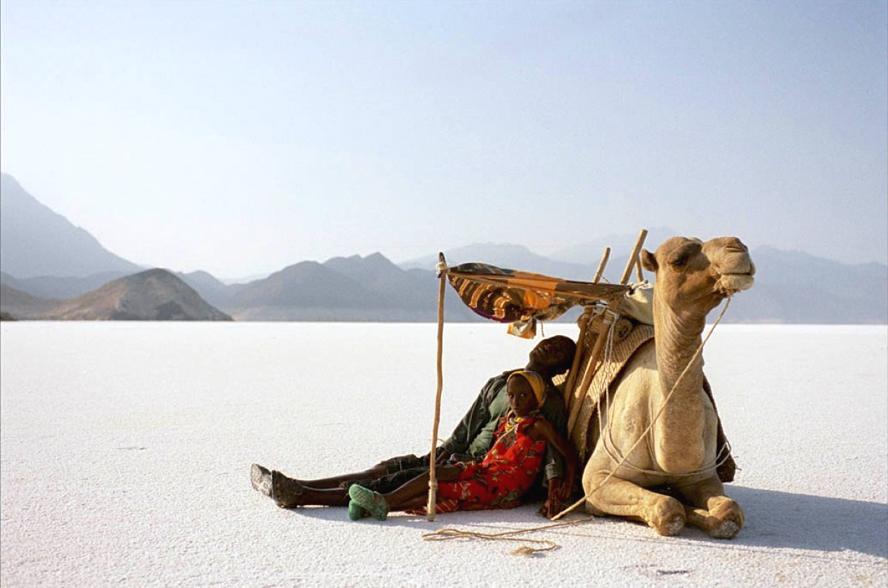 Isaka Sawadogo and Asma Nouman Aden in Sounds of Sand