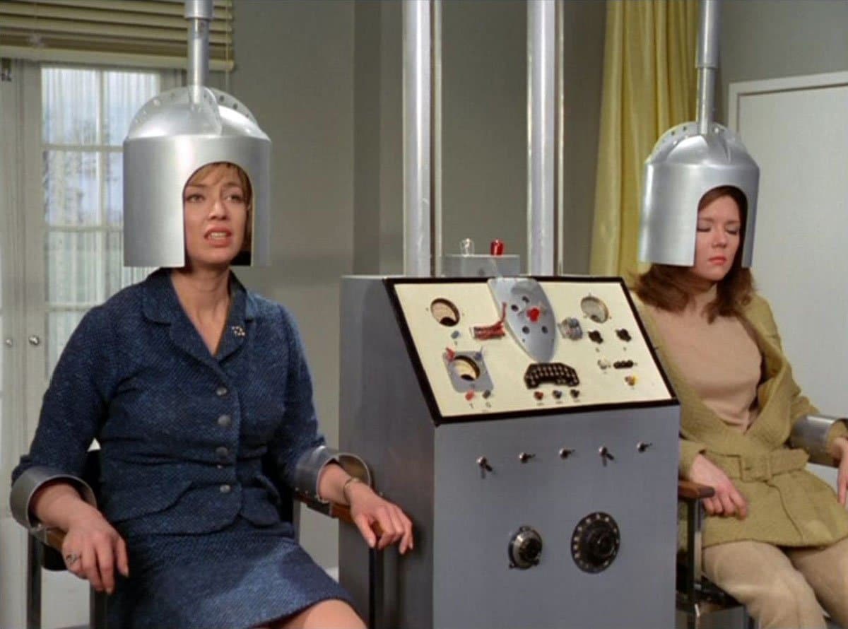 Lola and Emma in a mind-swap machine