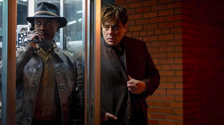 Don Cheadle and Benicio Del Toro at a phone box