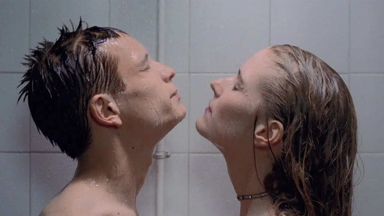 Luc and Alice take a shower
