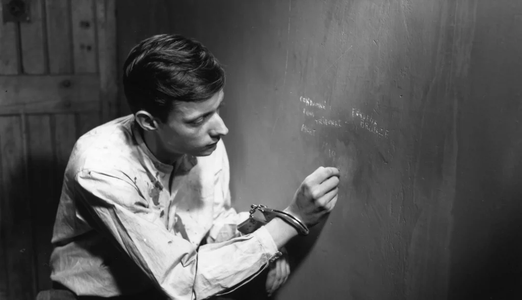 Fontaine scratches marks into the wall