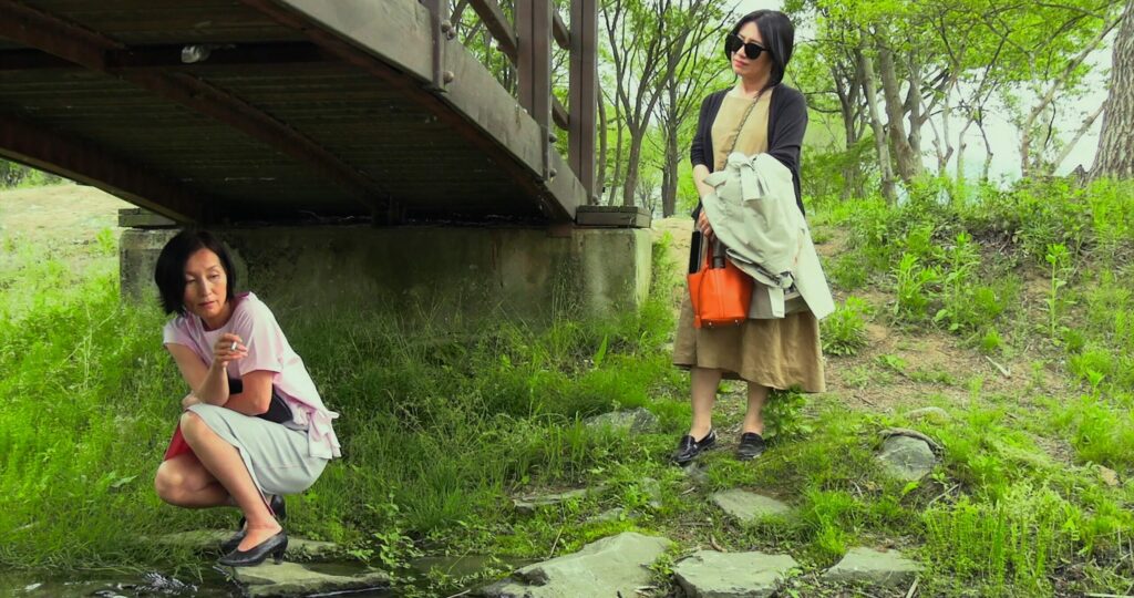 Jeong and Sang under a bridge