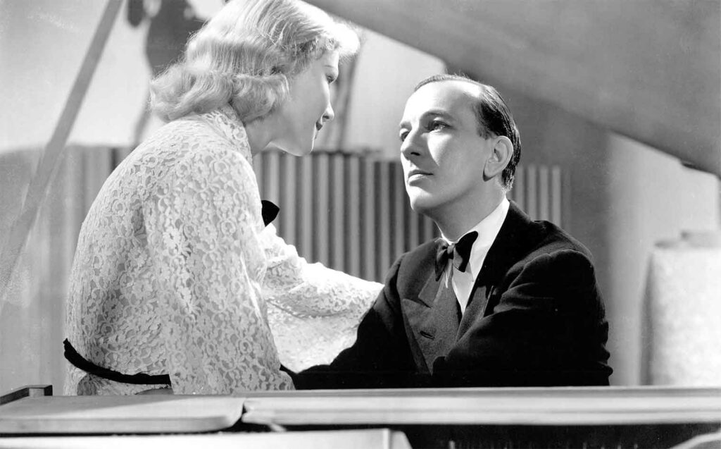 Cora is wooed by Anthony Mallare