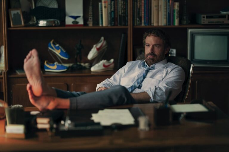 Phil Knight (Ben Affleck) with his bare feet on his desk