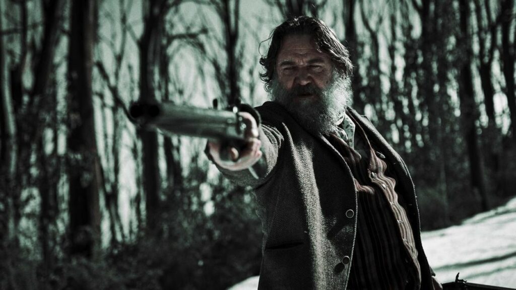 Harry Power (Russell Crowe) points a gun