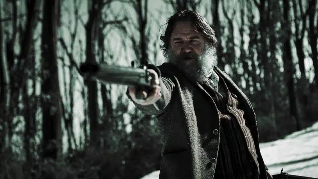 Harry Power (Russell Crowe) points a gun