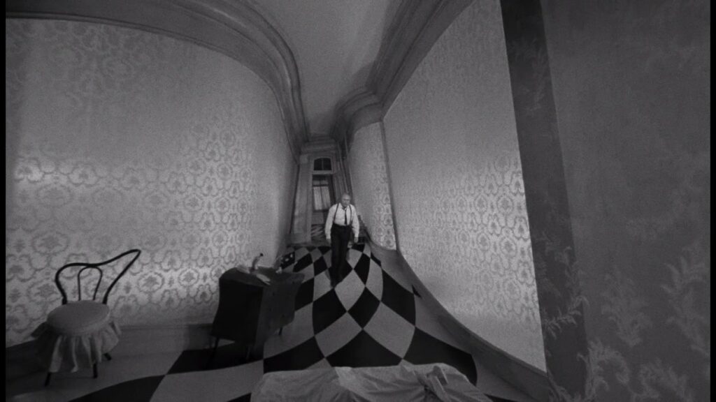 A distorted corridor, thank to James Wong Howe's remarkable cinematography