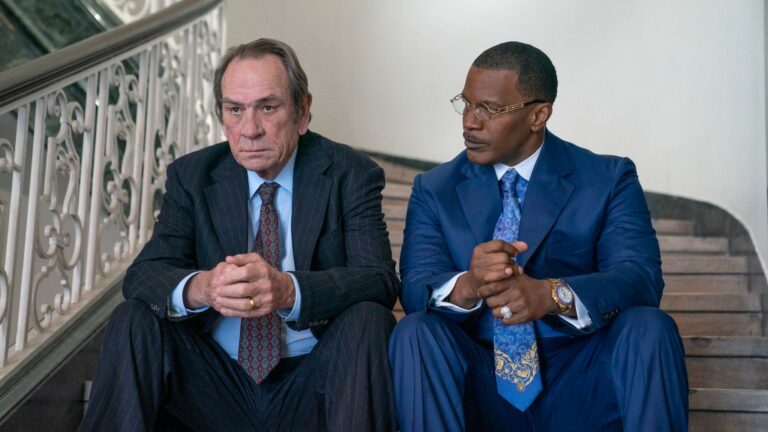 Tommy Lee Jones and Jamie Foxx sitting on some stairs
