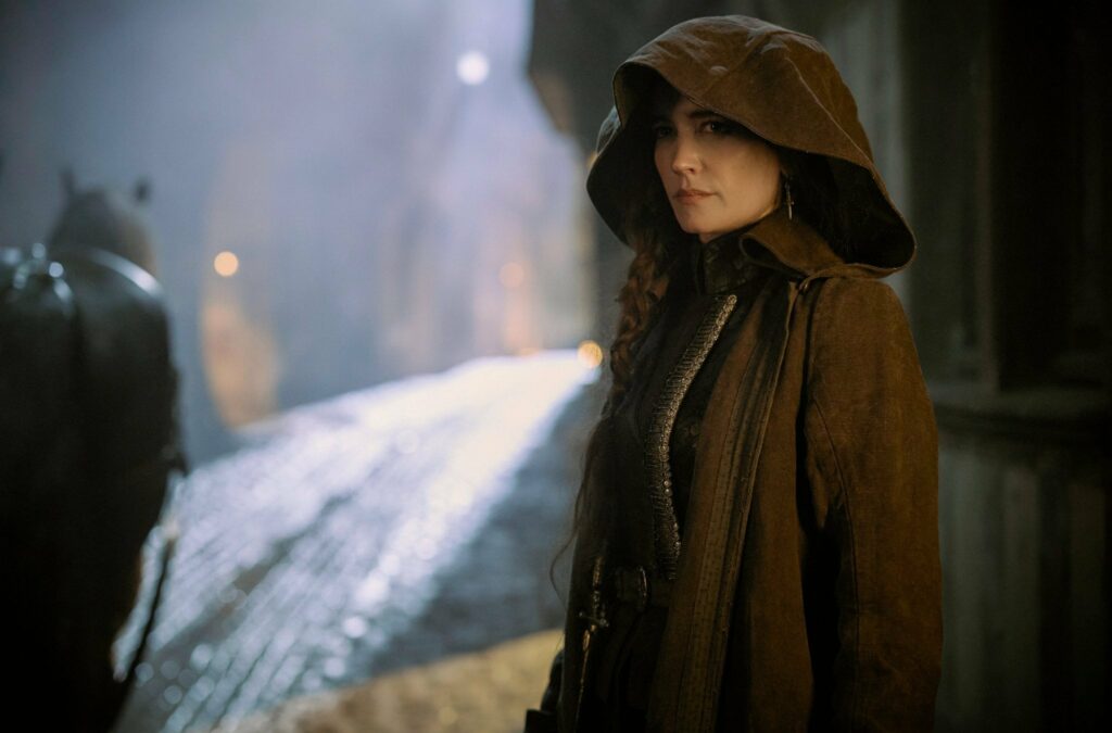 Milady in hooded cloak