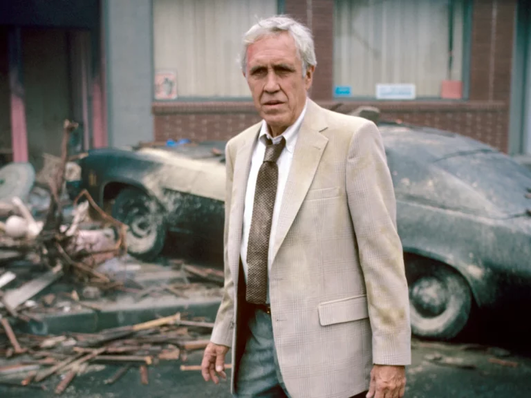 Dr Russell Oakes (Jason Robards) on the devastated streets