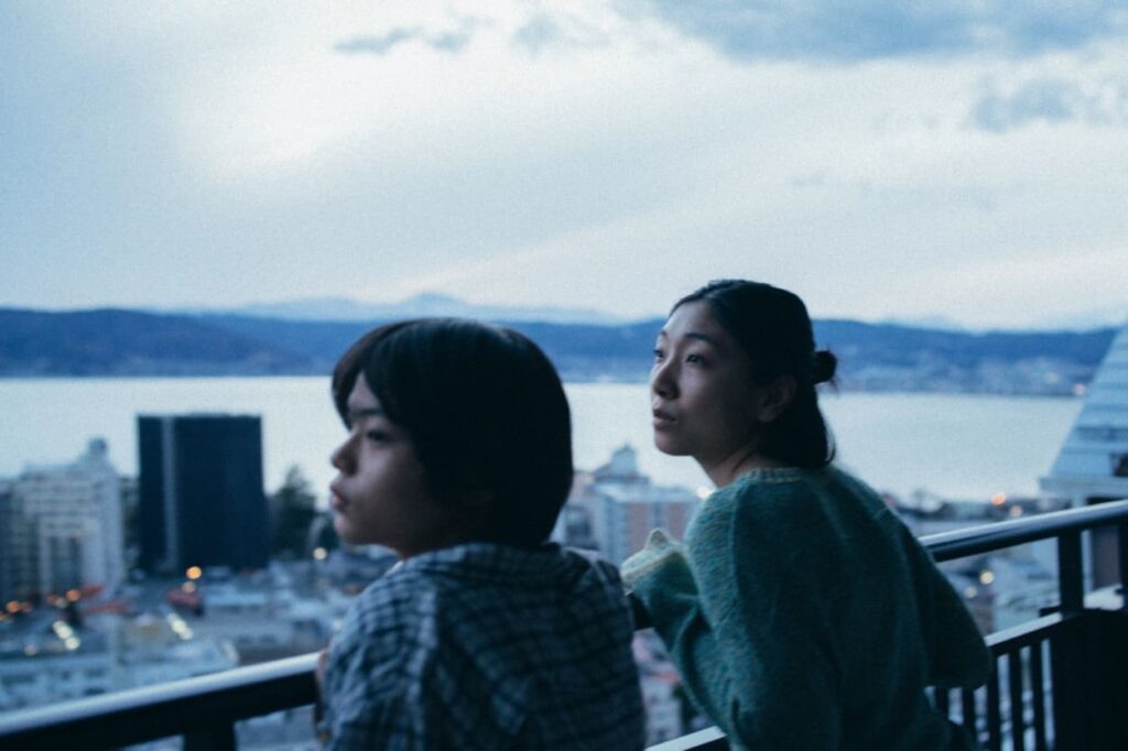 Son Minato and mother Saori on a balcony
