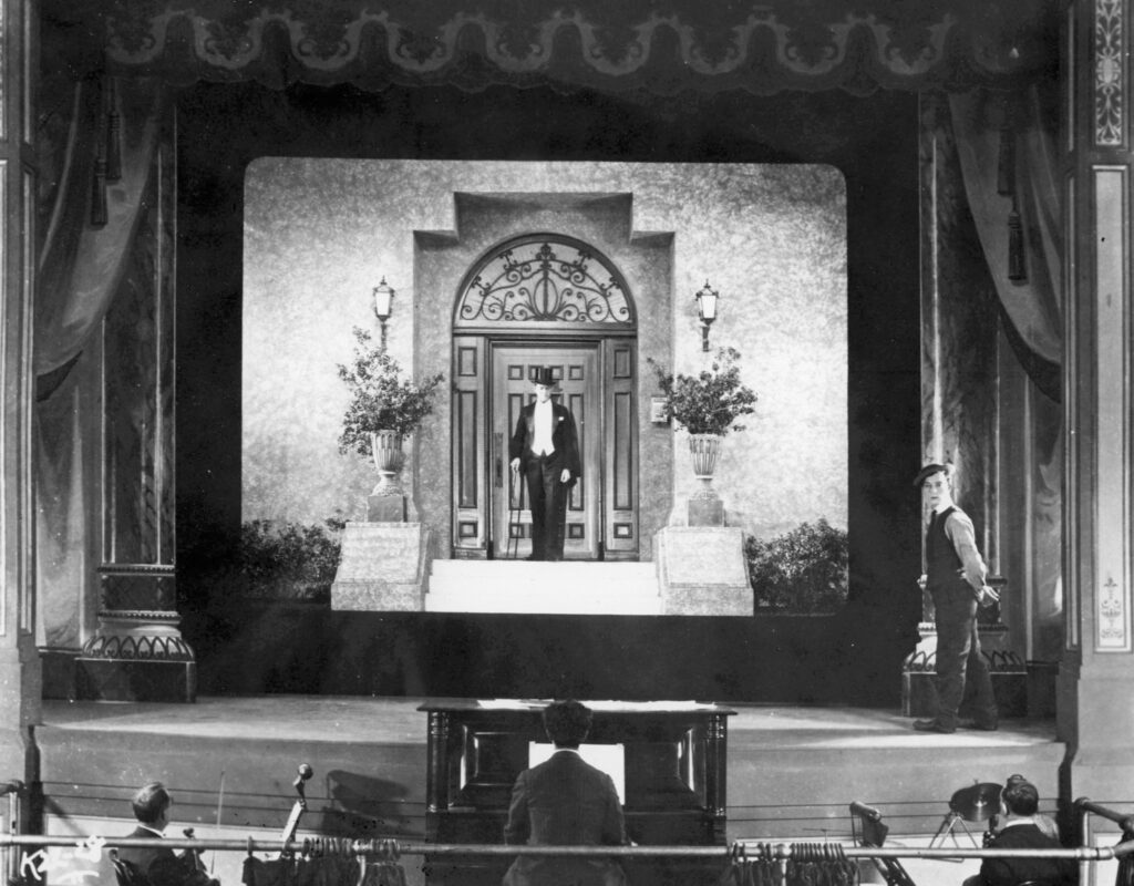 The projectionist ready to enter the movie