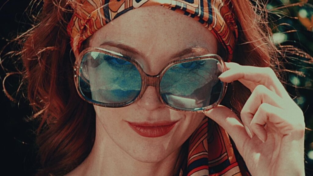 Assistant Antonella in big shades