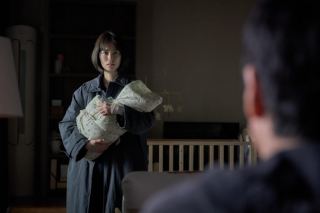 Soo-jin with the new baby and the back of husband Hyun-su's head
