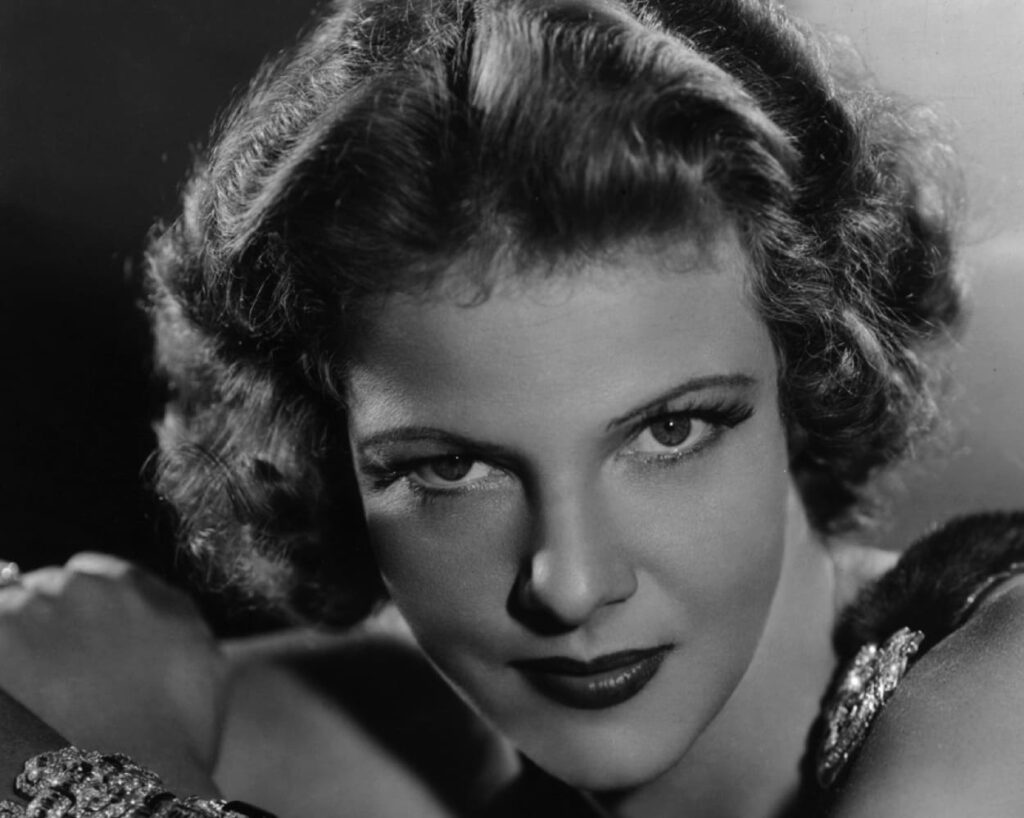Suspect Helen Trent (Elissa Landi)
