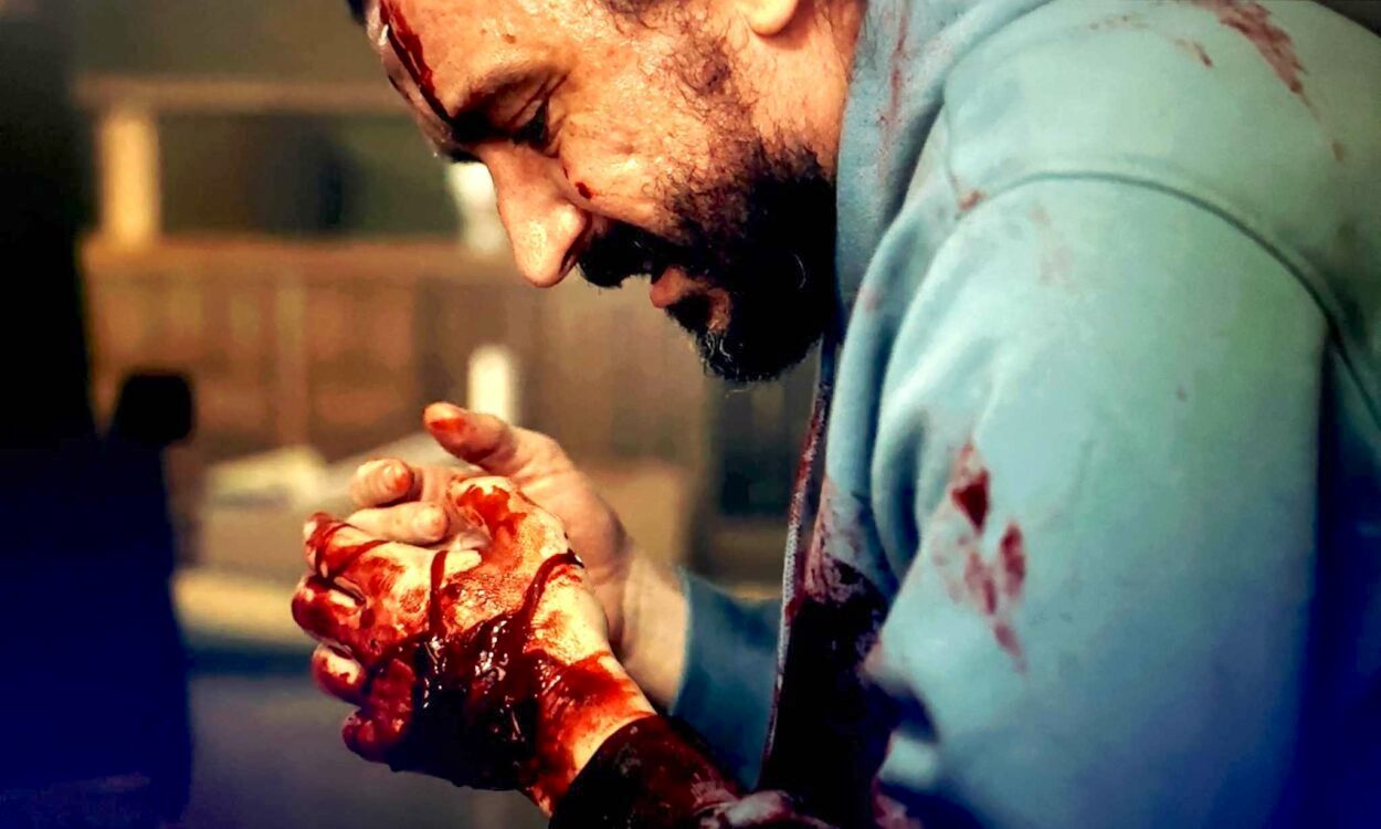Jésus with blood all over his hands