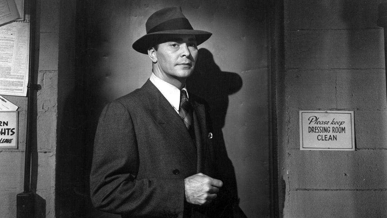 Barry Sullivan poses as Shubunka