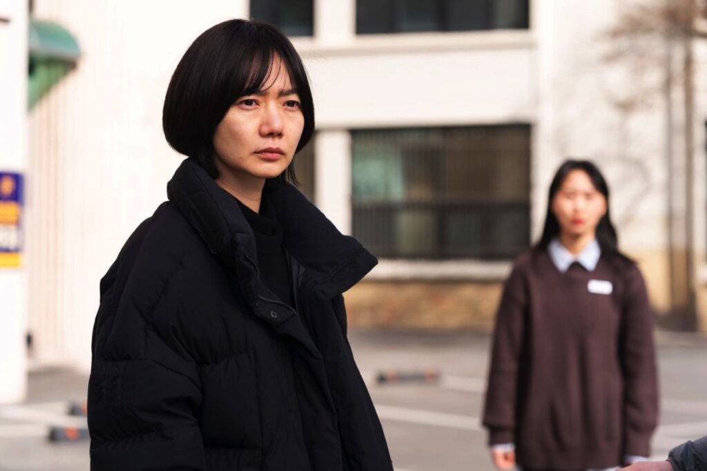 Cop Yoo with Sohee in the background