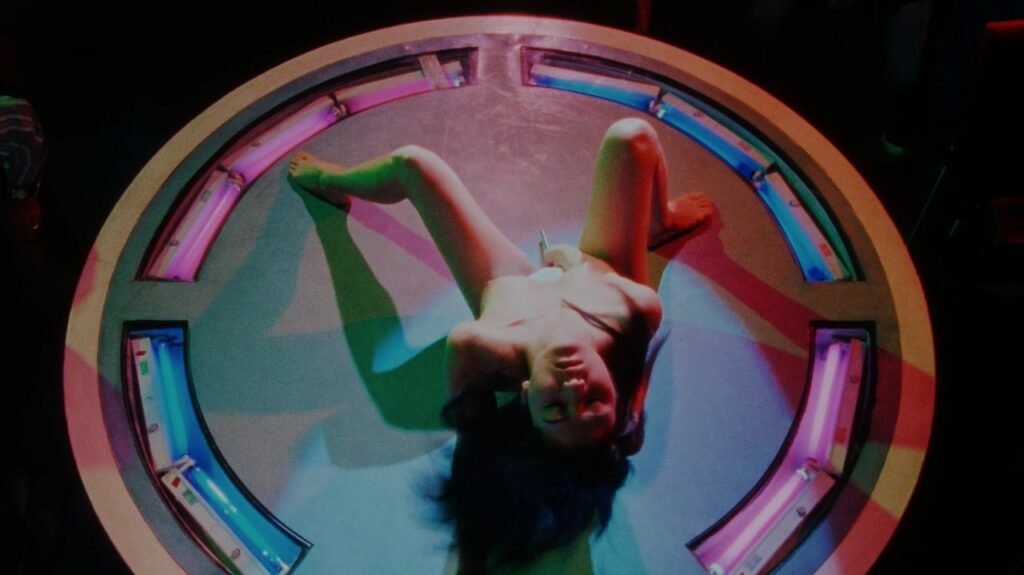 A naked Mika