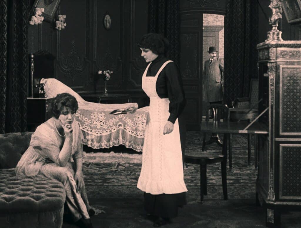 The maid announces the arrival of Inspector Juve