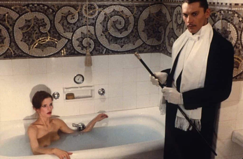 A naked Princess Danidoff is surprised in her bath by Fantômas