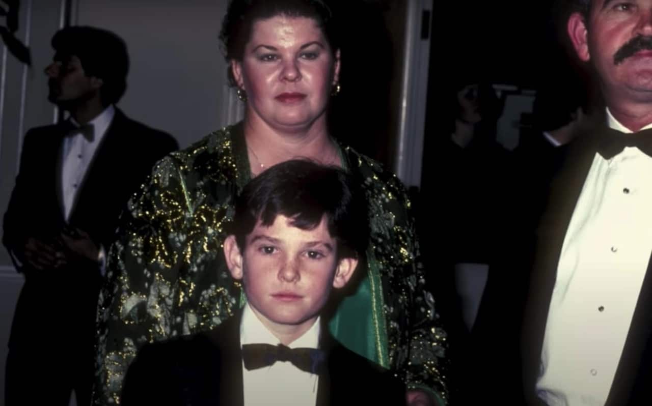 A young Henry Thomas and family