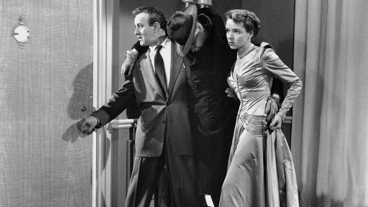 Ed and Lois with the dead man between them