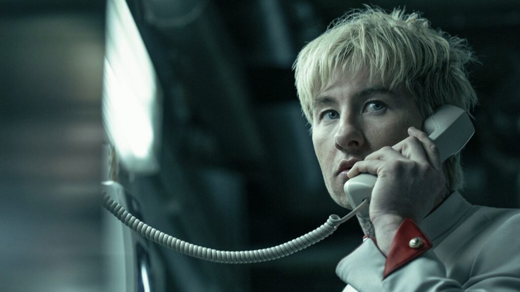 Ormon at a public payphone