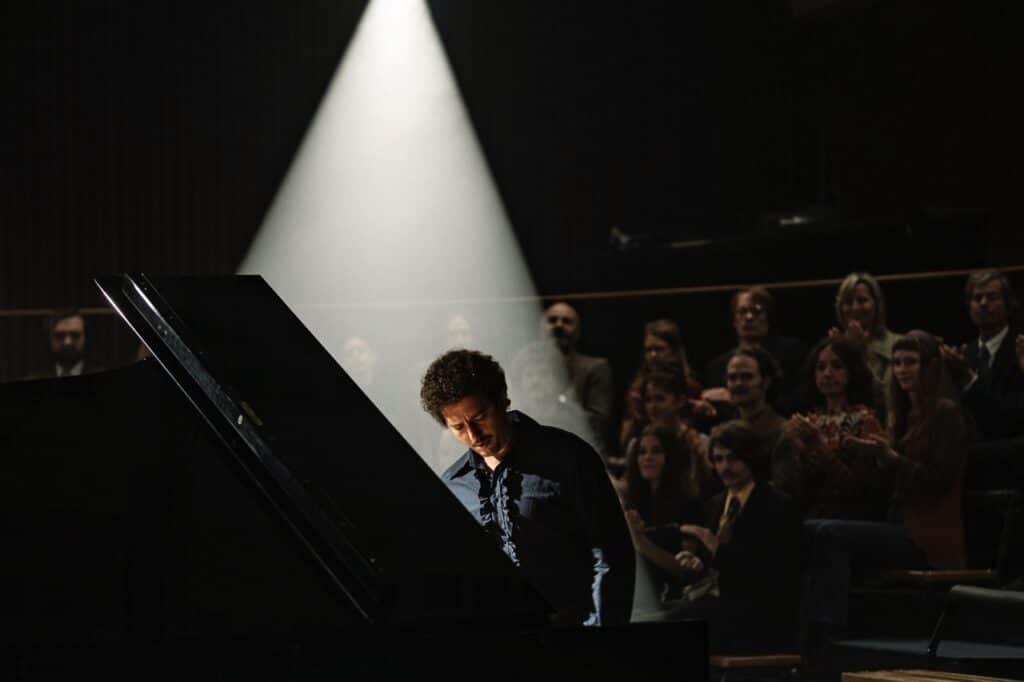 Keith Jarrett (John Magaro) at the piano