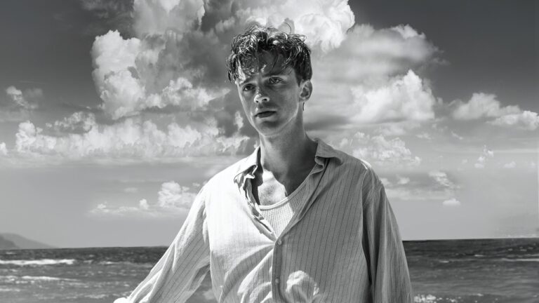 Benjamin Voisin as Meursault
