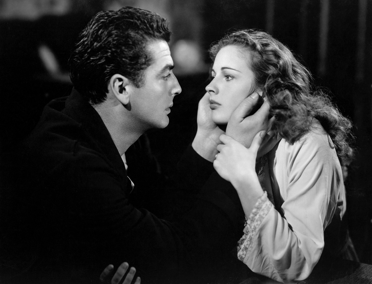 Victor Mature cradles Coleen Gray's head