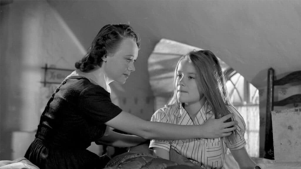 Innkeeper's daughter Gwyneth comforts Joanna