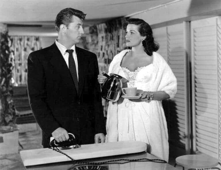 Robert Mitchum and Jane Russell look at each other