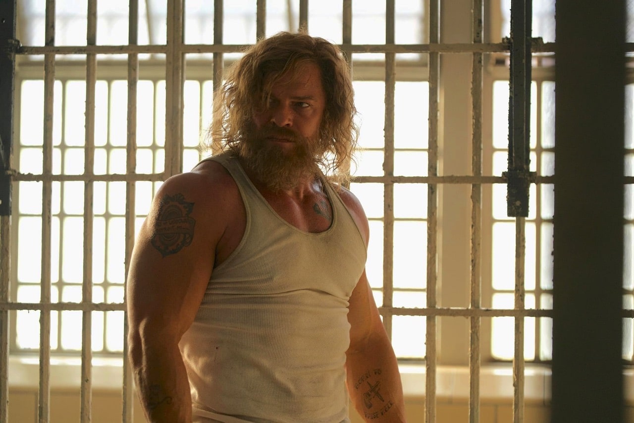 Miller (Alan Ritchson) in prison